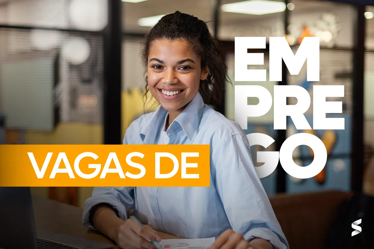 Mulher sorridente trabalhando em um laptop, simbolizando a busca por novas oportunidades de emprego, como as vagas no McDonald’s.