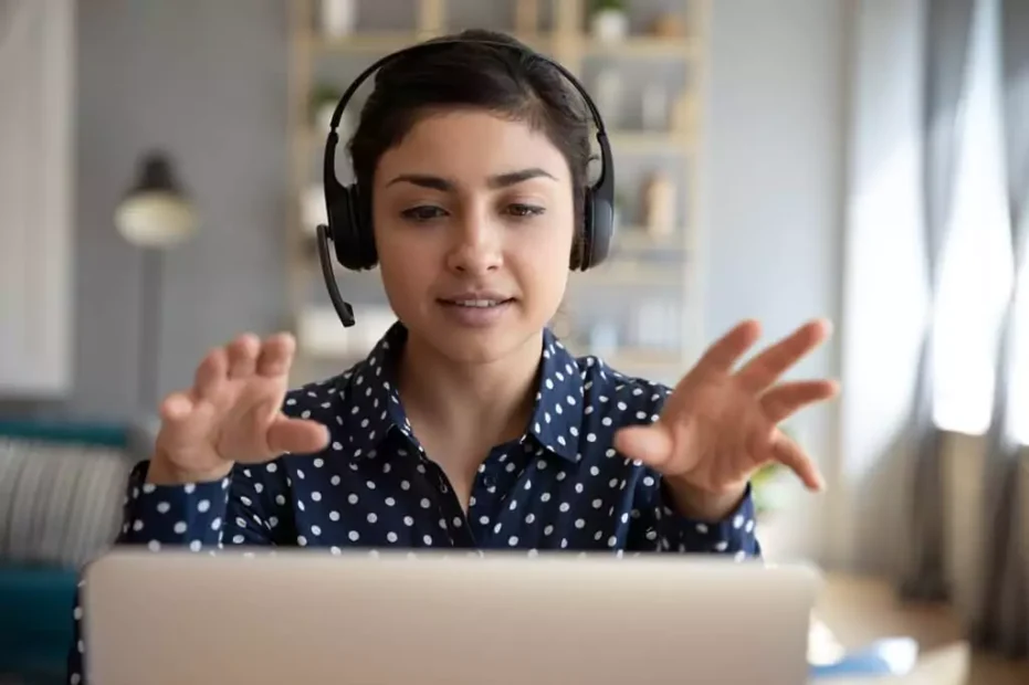 moça com fone usando computador