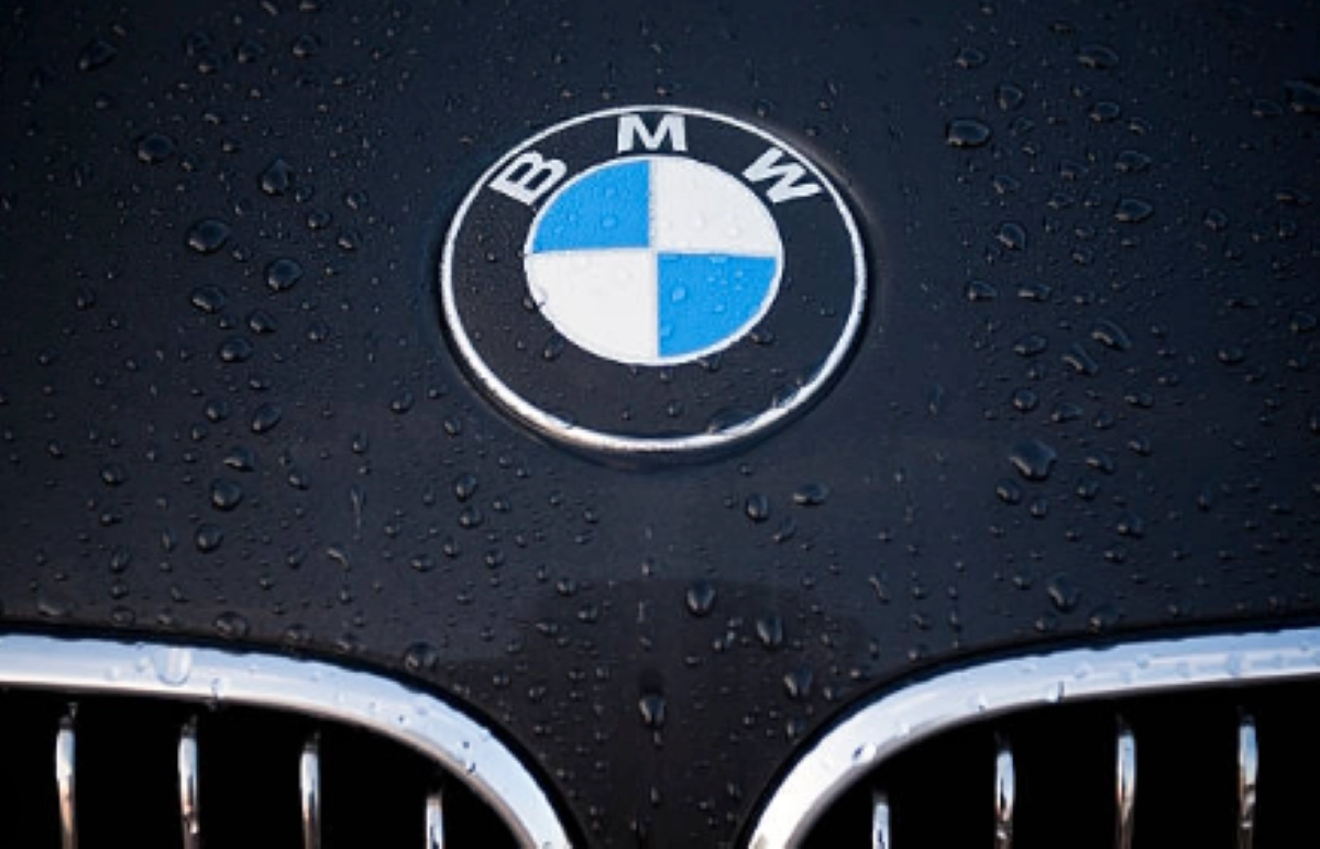 Logo da BMW em carro preto com gotas de água, representando a marca BMW Group Brasil.