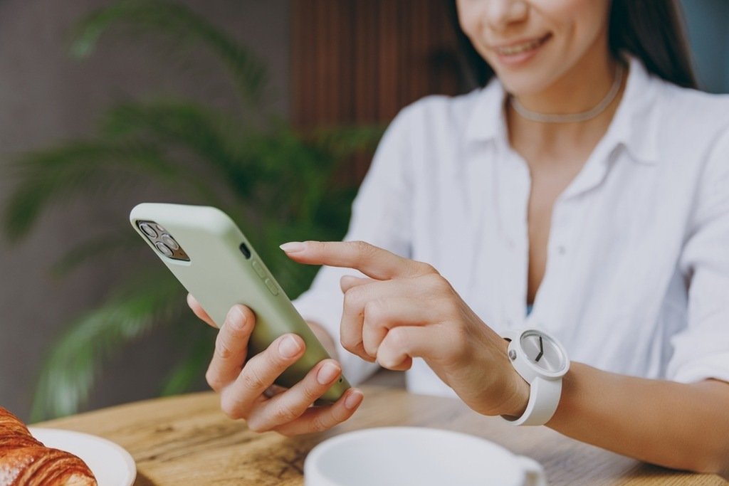 Empréstimo consignado CLT: saiba como funciona a modalidade 15 pessoa usando celular para fazer um empréstimo consignado CLT