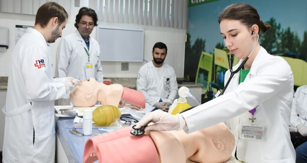Estudantes da Faculdade de Medicina da Unoeste realizando prática de entubação em manequim médico.