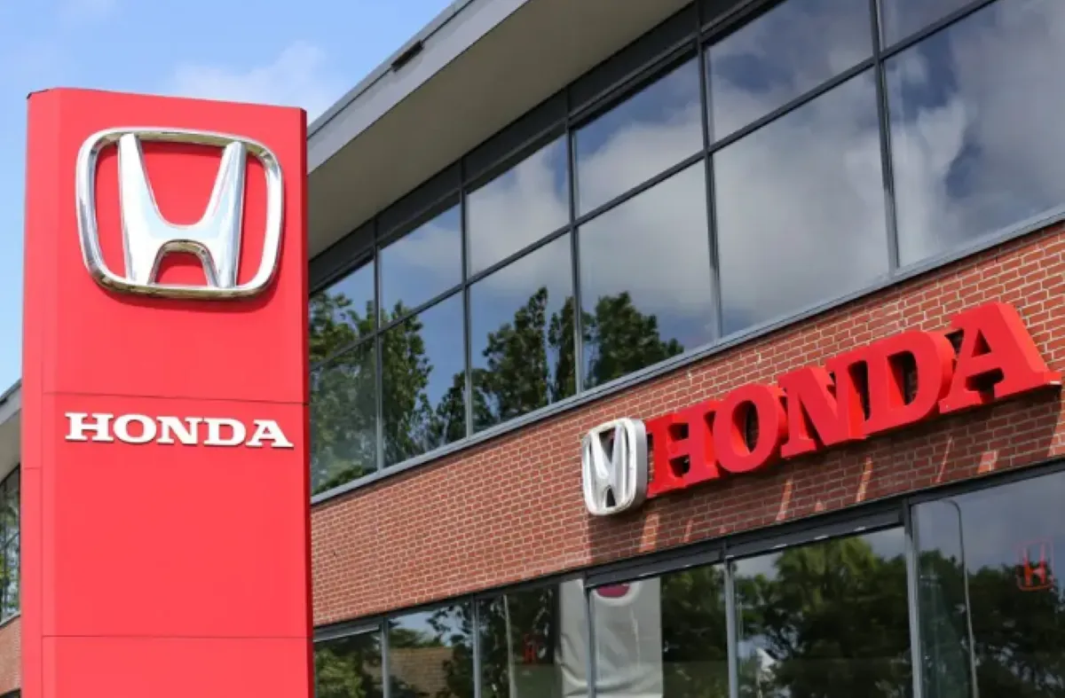 Fachada de concessionária Honda com logo e nome em destaque, simbolizando expansão de vagas no Brasil.