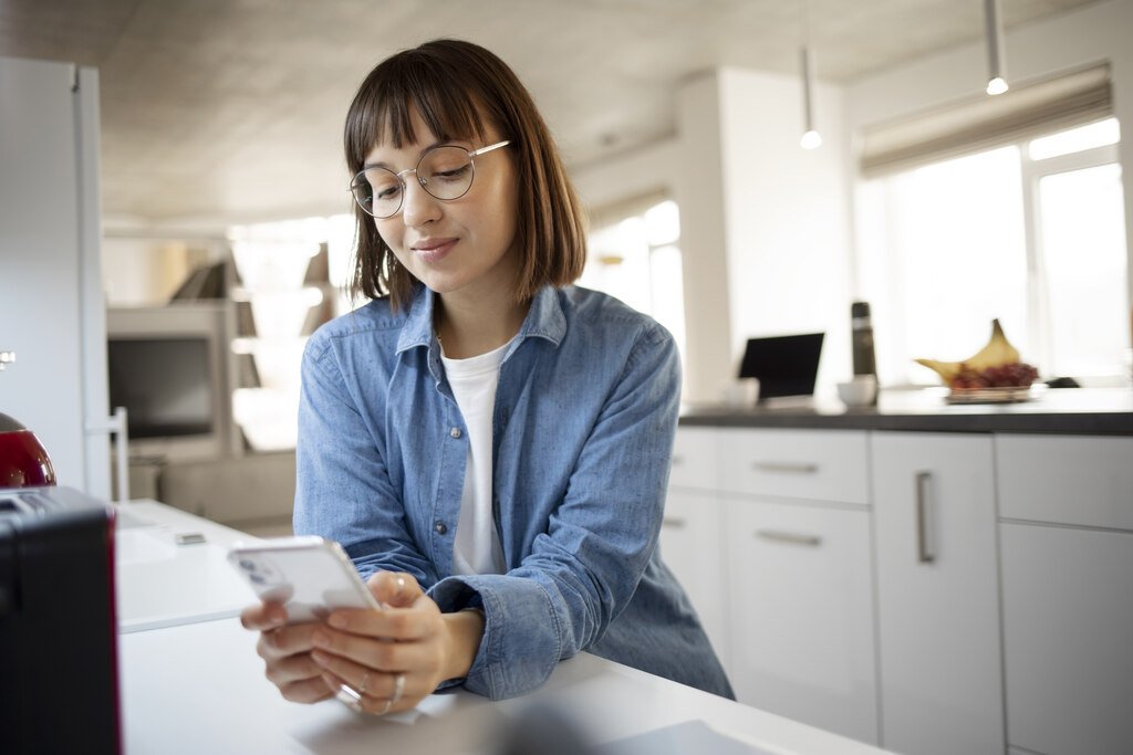 Entenda o que é limite da conta, como funciona e como usar 9 pessoa usando celular para verificar limite da conta