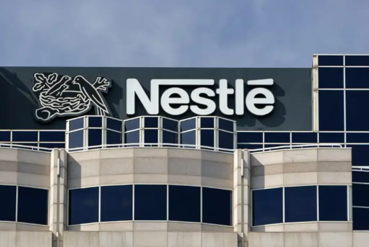 Fachada do prédio da Nestlé com logotipo e símbolo de pássaros no ninho.