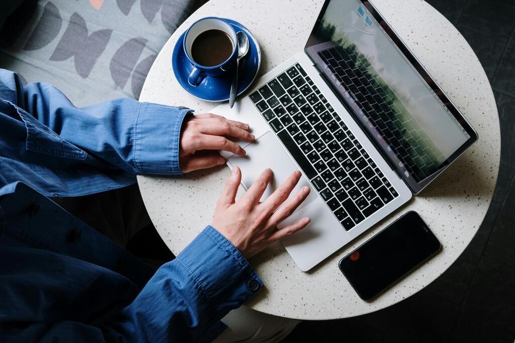 O que é negativado? Entenda o que significa e como limpar seu nome 1 pessoa pesquisando no notebook sobre o que é negativado