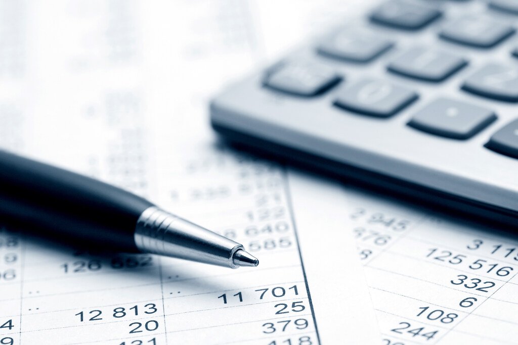 O que é renda passiva e ativa? Saiba a diferença e como se organizar 2 caneta e calculadora representando o que é renda passiva e ativa