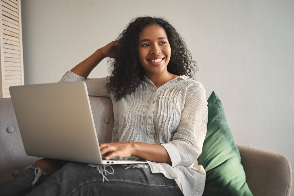 O que é renda passiva e ativa? Saiba a diferença e como se organizar 3 mulher usando o notebook para saber o que é renda passiva e ativa