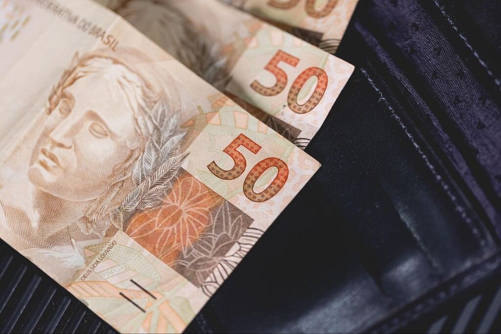 O que é open finance? Tudo o que você precisa saber! 27 notas de 50 reais representando o Open Finance