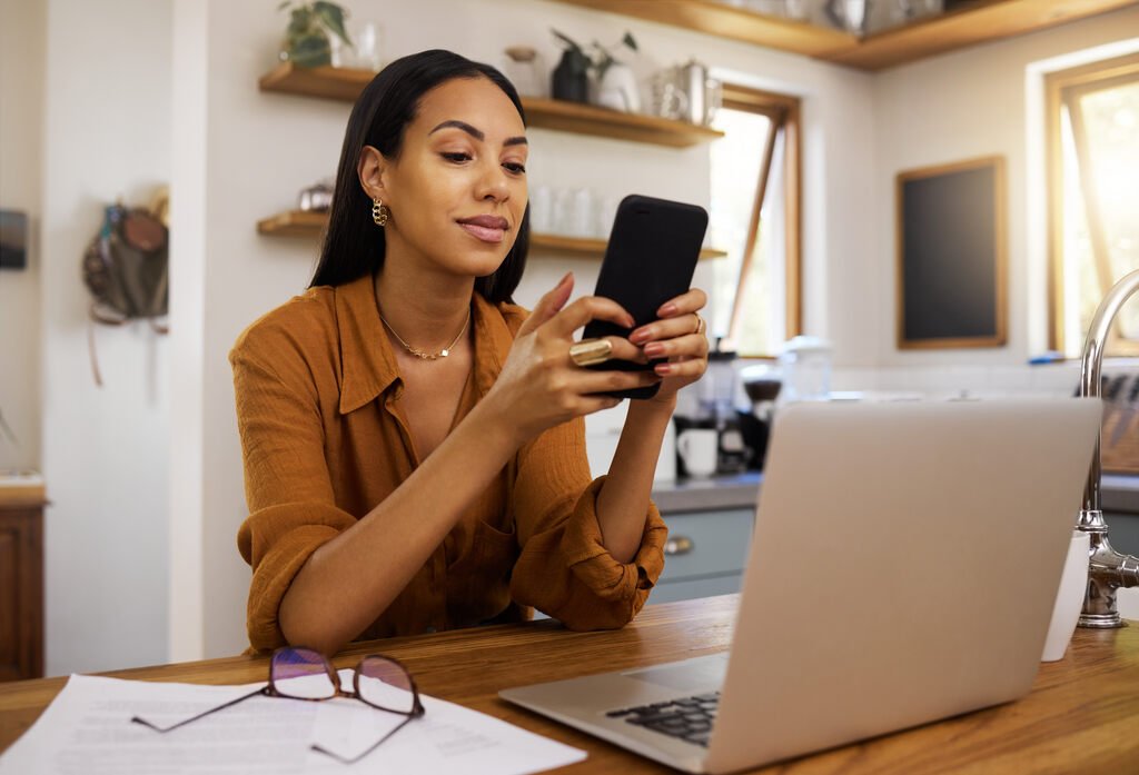 O que é open finance? Tudo o que você precisa saber! 28 mulher realizando Open Finance no celular