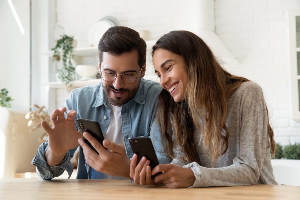 Quanto custa casamento civil em 2025? Valores e dicas para se planejar 2 casal pesquisando no celular quanto custa casamento civil