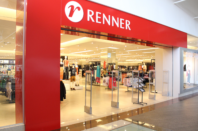 Lojas Renner anuncia novas vagas de emprego em todo o Brasil Fachada da loja Renner com entrada aberta e interior iluminado, indicando oportunidades de emprego.