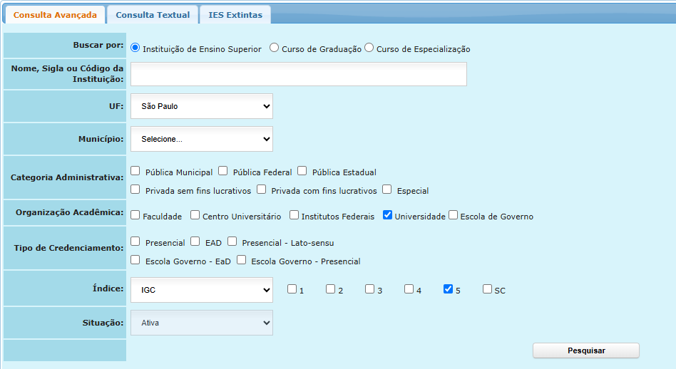 Captura de tela da página de 'Consulta Avançada' do portal e-MEC. A interface permite a busca por Instituições de Ensino Superior, Cursos de Graduação ou Cursos de Especialização. Os filtros incluem: Nome, Sigla ou Código da Instituição, UF (São Paulo selecionado), Município (com um menu dropdown 'Selecione...'), Categoria Administrativa (com opções como Pública Municipal, Federal, Estadual, Privada com/sem fins lucrativos e Especial), Organização Acadêmica (com Universidade selecionada), Tipo de Credenciamento (com opções como Presencial, EAD, etc.), Índice (com IGC selecionado e a nota 5 marcada) e Situação (com 'Ativa' selecionada). Na parte inferior, há um botão 'Pesquisar'.