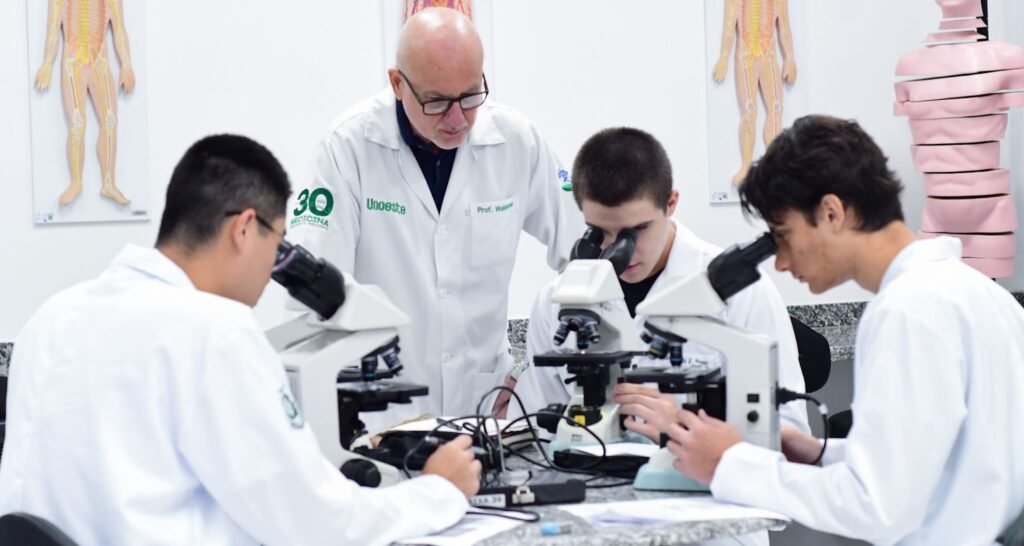 Alunos da faculdade de Medicina da Unoeste fazendo aula prática em microscópio.