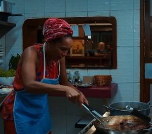 Cena da novela novela Vale Tudo em que Raquel está cozinhando